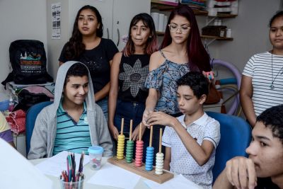 notícia: Núcleo especializado da Seduc ajuda na escolaridade de alunos com autismo