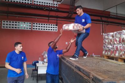 notícia: Empresa doa 5 toneladas de alimentos para acolhidos no Mangueirão