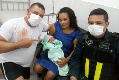 notícia: Policiais militares fazem parto dentro de ambulância em Moju