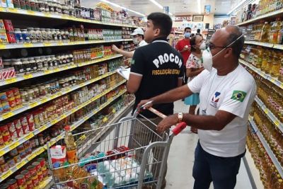 notícia: Procon fiscaliza valores de produtos da cesta básica e autua local