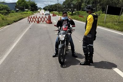 notícia: Detran distribui máscaras a condutores e passageiros durante fiscalização na BR-316 