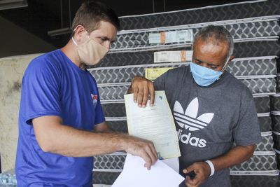 notícia: Acolhidos no Mangueirão e Manguerinho recebem certidão de nascimento