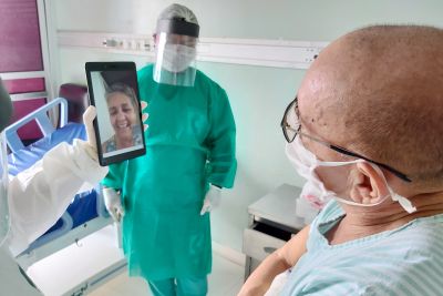 notícia: Pacientes do HC recebem visitas virtuais por conta do isolamento