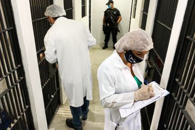 notícia: Ações preventivas de Covid-19 e outras doenças são realizadas em unidades prisionais 
