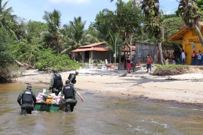 notícia: Companhia de Polícia Fluvial leva cestas básicas para famílias ribeirinhas de Cotijuba