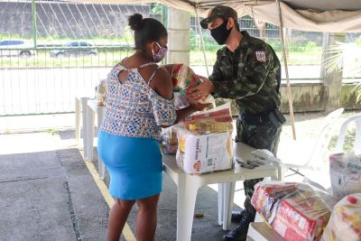 notícia: Militares da Polícia Ambiental entregam 250 cestas de alimentos para famílias carentes