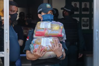 notícia: Academia de Polícia Militar doa 150 cestas básicas a famílias do bairro do Guamá