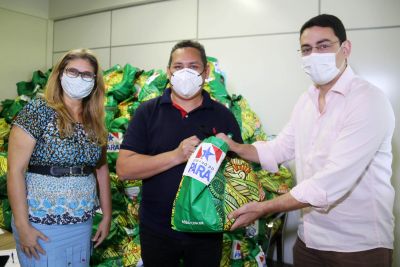 notícia: Governo entrega cestas de alimentação a pescadores do Marajó