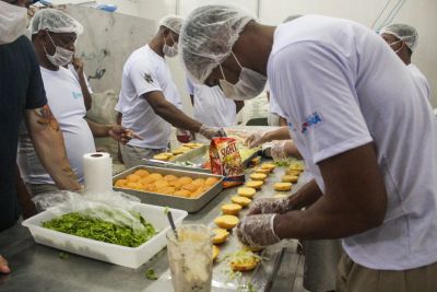 notícia: Reinserção social: internos concluem curso na área da gastronomia