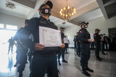 notícia: Governo homenageia policiais que resgataram bebê raptado 