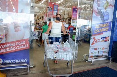 notícia: Alunos da rede estadual contam com rede ampliada de supermercados 