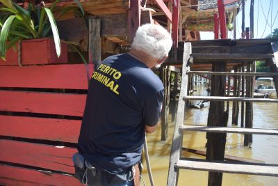 notícia: Peritos analisam estrutura de restaurante que desabou no Combu