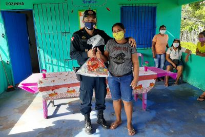 notícia: PM entrega cestas de alimentos para comunidade carente de Soure