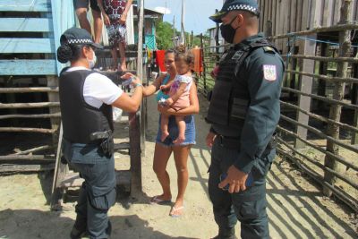 notícia: Polícia Militar entrega kits de higiene bucal a comunidade carente em Salinópolis