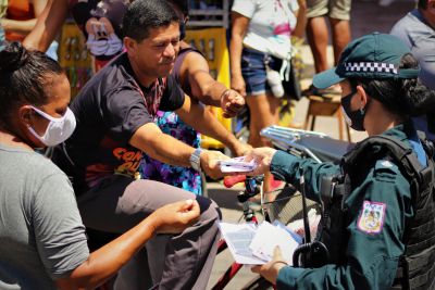 notícia: 10º Batalhão entrega máscaras de proteção para moradores do Distrito de Icoaraci