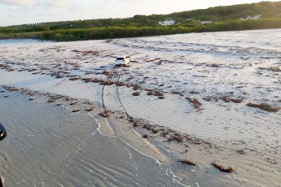 notícia: Grupamento Aéreo de Segurança evita que carro seja levado pela maré, em Salinas 
