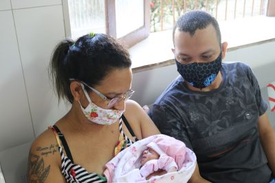 notícia: Pais comemoram desenvolvimento de gêmeas na Santa Casa