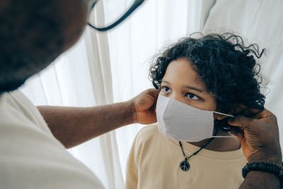 notícia: Profissionais de saúde devem notificar casos de Síndrome Inflamatória Multissistêmica Pediátrica 