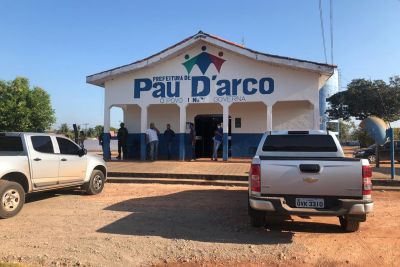 notícia: PC cumpre mandados de busca e apreensão em prefeitura e sede de empresa em Pau D'arco