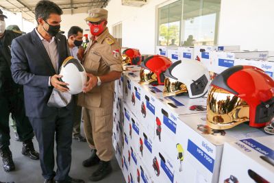 notícia: Governo entrega R$ 5,4 mi em equipamentos, veículos e infraestrutura aos bombeiros e grupamento aéreo