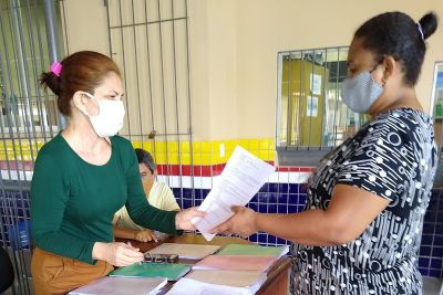 notícia: Alunos do 3º ano começam a receber caderno de atividades para o início das aulas remotas