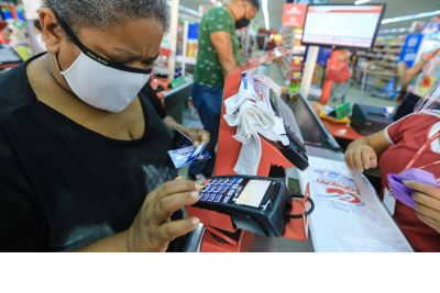 notícia: Paraenses começam a utilizar a 4ª recarga do vale alimentação-escolar