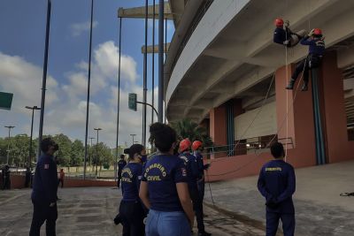 notícia: Mangueirão recebe treinamento de resgate em altura em curso de bombeiros civis