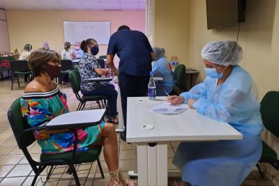 notícia: Servidores da Escola de Governança fazem testes para a Covid-19