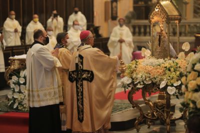 notícia: Mesmo de portas fechadas, missa do Círio não afasta fiéis da Catedral de Belém neste domingo