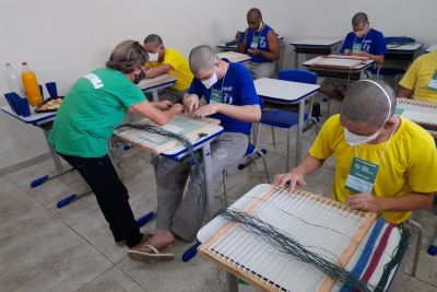 notícia: Cursos ofertados aos custodiados contemplam materiais de higiene e tapeçaria