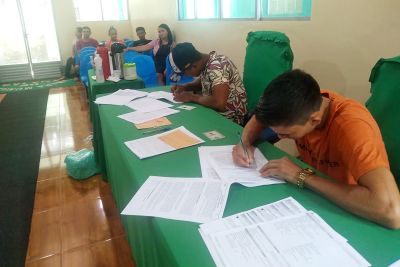 notícia: Agricultores de Anajás, no Marajó, assinam projetos de crédito para manejo de açaizais