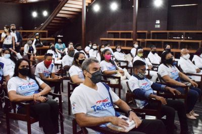 notícia: Novos barbeiros e cuidadores de idosos formados no TerPaz recebem certificados
