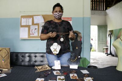 notícia: Moradoras recebem certificados de oficinas do TerPaz no Benguí