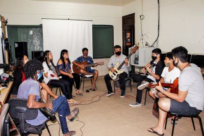 notícia: Jovens atendidos pelo TerPaz participam de oficina de música no bairro da Cabanagem