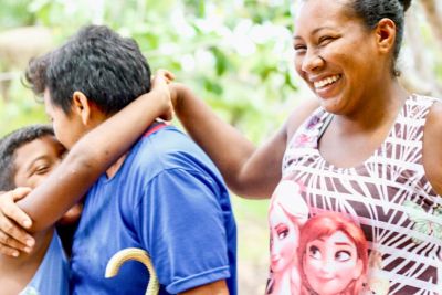 notícia: Pela primeira vez no Pará, casal homoafetivo recebe documento para acesso a políticas públicas rurais