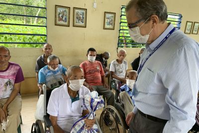 notícia: Equipe da AGE doa presentes e distribui afetos em abrigo de idosos
