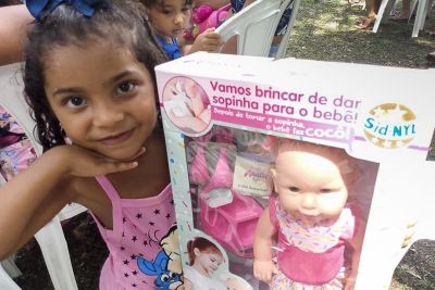 notícia: Crianças de comunidades no entorno da Ceasa ganham brinquedos e cestas de alimentos  