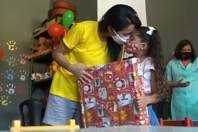 notícia: Custodiadas do CRF entregam presentes de Natal para filhos e netos