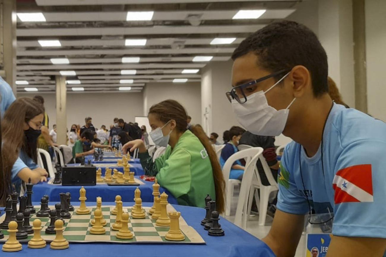 Pelo xadrez, estudante da rede estadual representa o as na