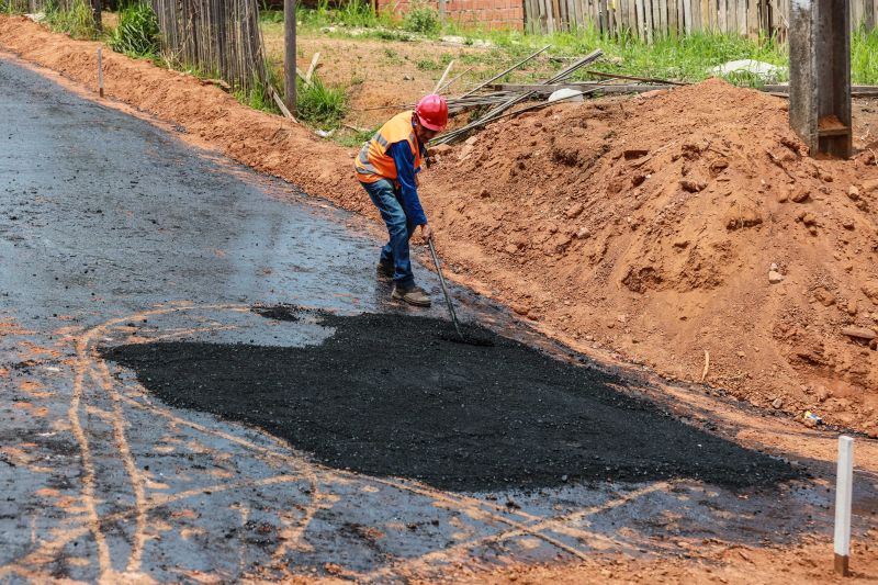 Tucuruí PA - imagens da pavimentação e obras de drenagem da rua 15 de dezembro- fotos Marcelo Seabra / Ag.Pará <div class='credito_fotos'>Foto: Marcelo Seabra / Ag. Pará   |   <a href='/midias/2021/originais/10015_5775673b-1695-ee83-0e71-495a13fbb2a3.jpg' download><i class='fa-solid fa-download'></i> Download</a></div>