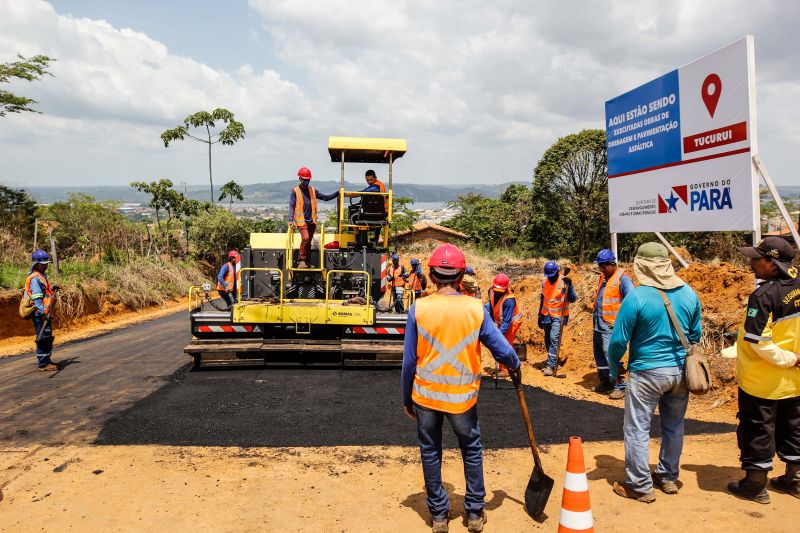 Tucuruí PA - imagens da pavimentação e obras de drenagem da rua 15 de dezembro- fotos Marcelo Seabra / Ag.Pará <div class='credito_fotos'>Foto: Marcelo Seabra / Ag. Pará   |   <a href='/midias/2021/originais/10015_802997d0-1303-016f-1145-9ada93fe1791.jpg' download><i class='fa-solid fa-download'></i> Download</a></div>