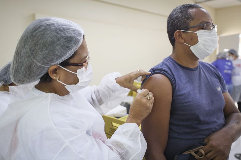 Mutirão vacinação <div class='credito_fotos'>Foto: Marcelo Seabra / Ag. Pará   |   <a href='/midias/2021/originais/10132_88a18325-709a-0a27-f606-3d72a563780c.jpg' download><i class='fa-solid fa-download'></i> Download</a></div>