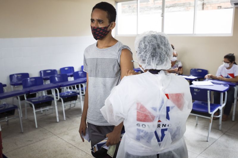 Mutirão vacinação. Na foto: ANDERSON OLIVEIRA <div class='credito_fotos'>Foto: Marcelo Seabra / Ag. Pará   |   <a href='/midias/2021/originais/10132_eefdddd9-49eb-1296-c7c7-1d924ac9aa78.jpg' download><i class='fa-solid fa-download'></i> Download</a></div>