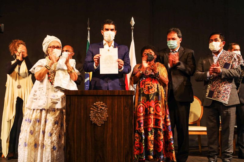 Sanção do estatuto da Igualdade Racial/ Lançamento do Plano Estadual de Políticas Públicas para  os povos tradicionais/ lançamento do memorial da consciência negra/ entrega de títulos  de reconhecimento Territórios quilombolas

Foto: Bruno Cecim / Agência Para <div class='credito_fotos'>Foto: Bruno Cecim / Ag.Pará   |   <a href='/midias/2021/originais/10273_a47f515e-0d4f-9461-d5dd-5e180d1df85f.jpg' download><i class='fa-solid fa-download'></i> Download</a></div>