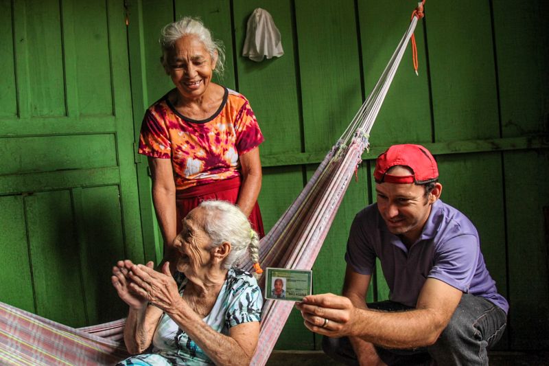 Aos 97 anos, a moradora Luiza Gonzaga nem precisou sair de casa para receber uma nova carteira de identidade