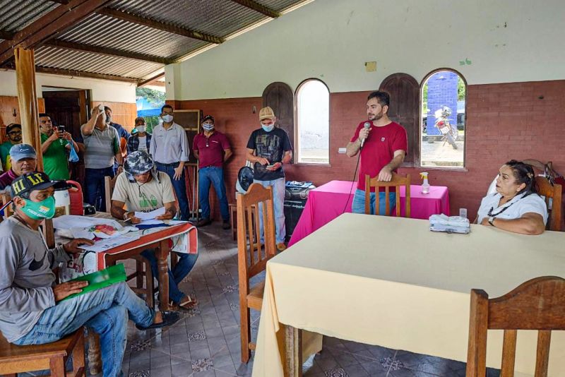 Fotos:  PaulaPortilho Ascom

1. De blusa vermelha, falando ao microfone, engenheiro de pesca, Roberto Ó de Almeida.

2. Ao lado do cavalete, piscicultor Gilson freitas.

3. Com fundo da faixa da 3 Estação, Ricardo Holanda da Semagri. 

4. Grupo próximo da faixa da estação, equipes do escritório lLocal da Emater em Santa Izabel, e do escritório regional de Castanhal. 

5. Sentada na mesa, agricultora Cristina damasceno.  <div class='credito_fotos'>Foto: Nenhum   |   <a href='/midias/2021/originais/10326_64a31f38-917c-cfa4-1fd6-744aaf7dafd9.jpg' download><i class='fa-solid fa-download'></i> Download</a></div>