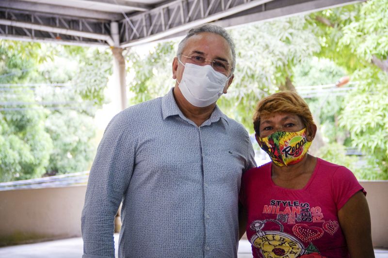 ttttttContemplada, Maria de Fátima Braga da Silva ao lado do presidente da COHAB, Orlando Reis.