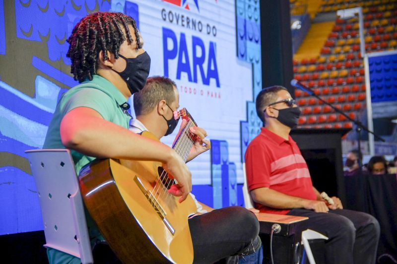  Uma das apresentações artísticas culturais levada ao público nesta sexta-feira (3) na Feira do Livro e das Multivozes 