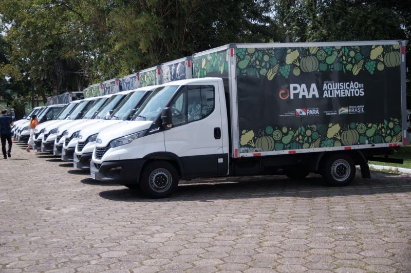 Caminhões entregues pelo governo do estado a municípios; PAA