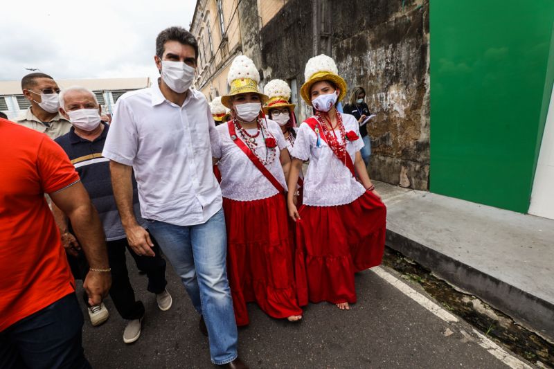 Helder Barbalho acompanhou integrantes da Marujada pelas ruas da cidade de Bragança